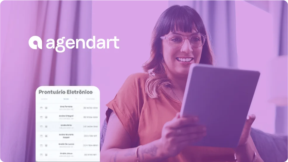 Profissional da saúde apresentando o Agendart em um tablet