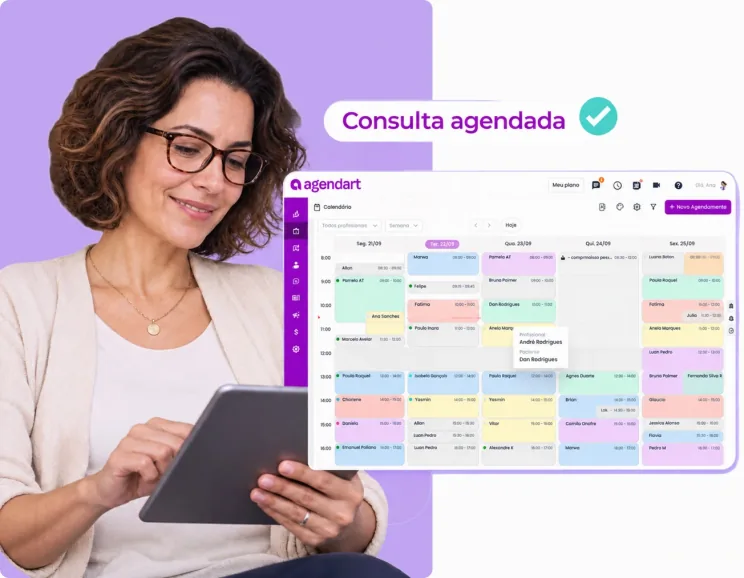 Profissional usando a agenda do Agendart em um tablet